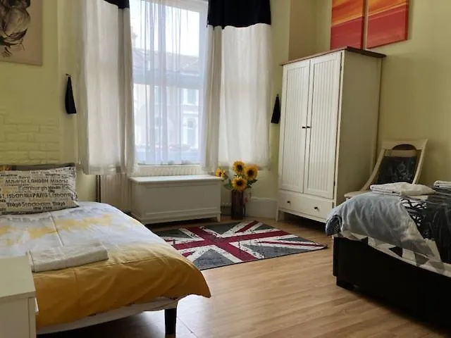 Comfy Rooms. Shared East London Homestay. 0*,  United Kingdom